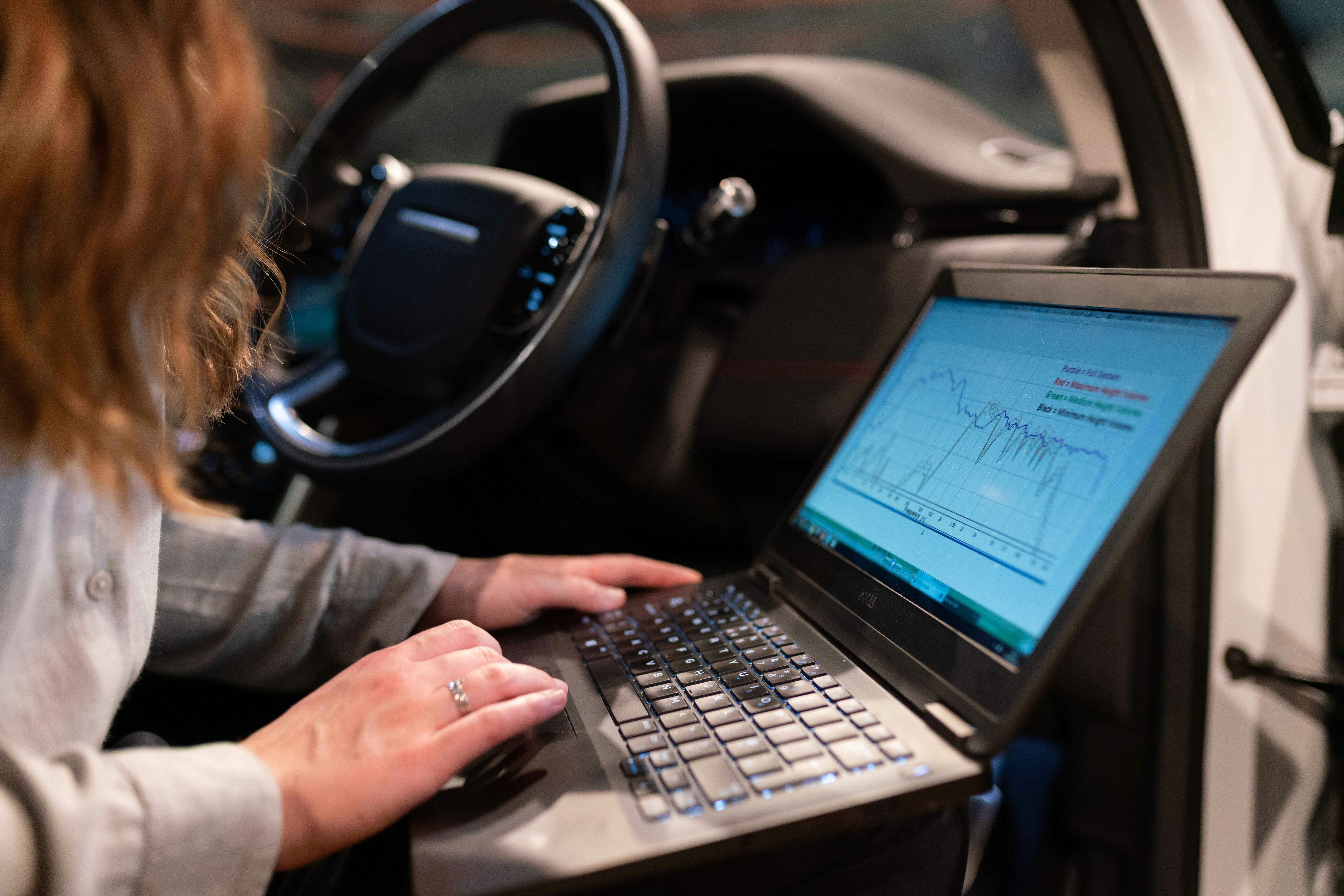 Digitale Fahrzeugdaten im Cockpit beim Autokauf prüfen